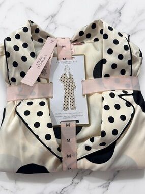 VICTORIA'S SECRET
Signature Satin Long Pajama Set